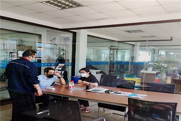 來自法國客戶順利驗完油電混合數(shù)控折彎機高精度剪板機