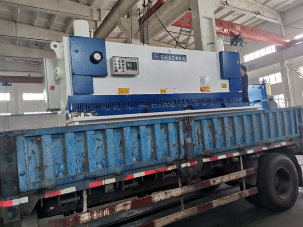 出口澳大利亞一臺裝箱16X3200高速剪板機