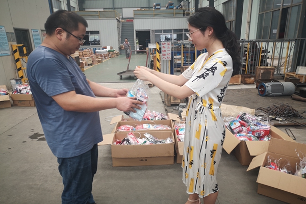 陽山鎮(zhèn)總工會到無錫神沖開展“夏季送清涼”活動 陽山鎮(zhèn)總工會到無錫神沖開展“夏季送清涼”活動