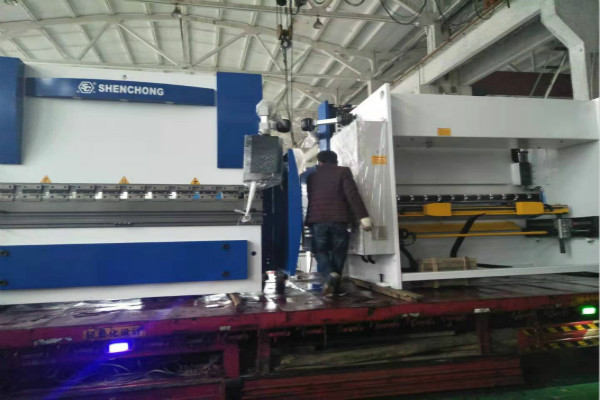 6軸數控折彎機裝車 6軸數控折彎機裝車